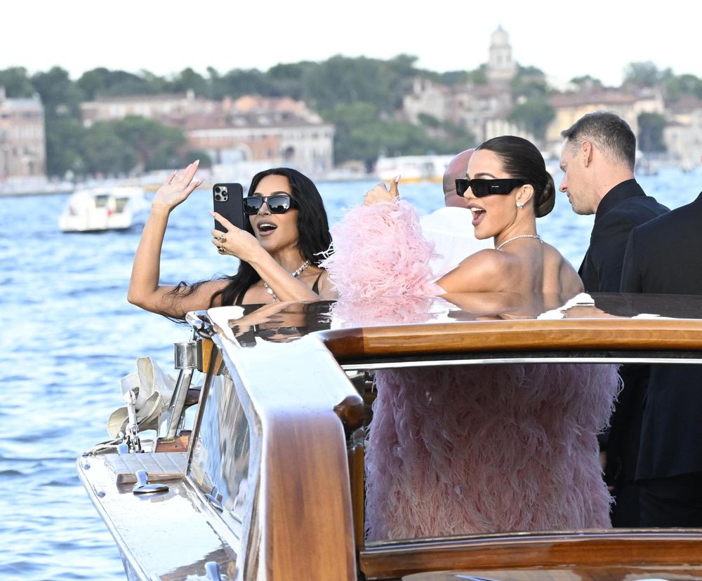 Khloé Kardashian y Kim Kardashian salen de un hotel en Venecia, en el segundo día de la boda del fundador de Amazon, Jeff Bezos.