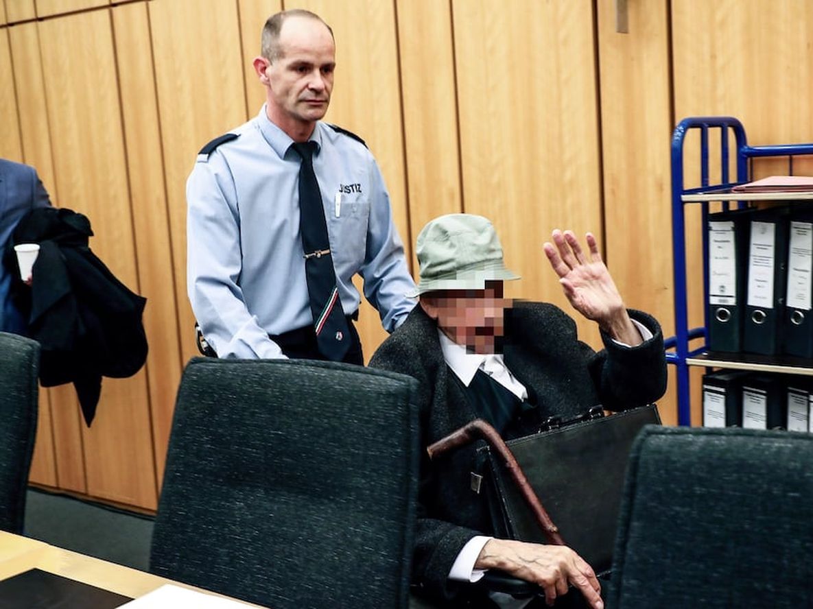 El ex guardia de campo de concentración nazi llora al comienzo de juicio