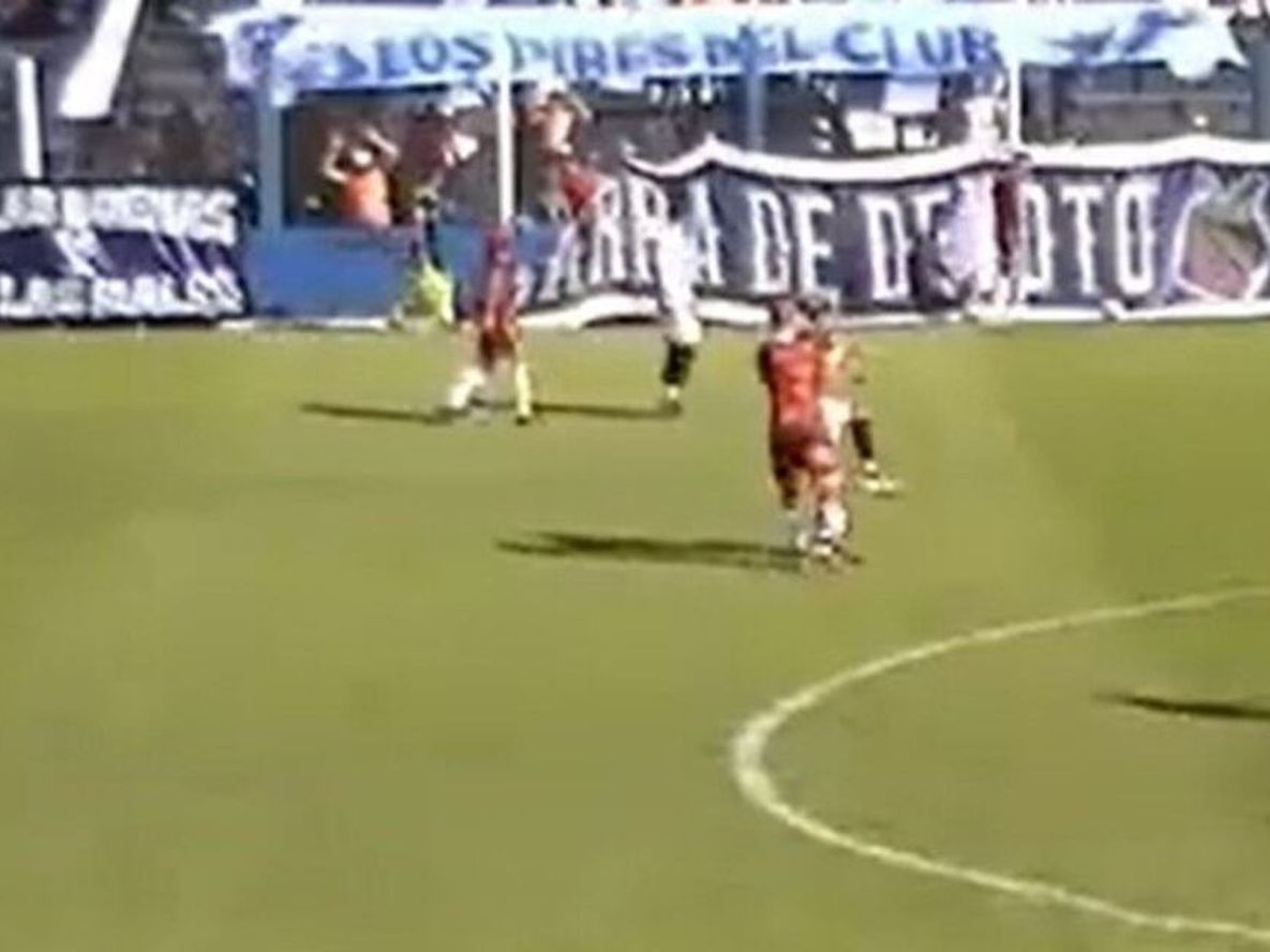Pizarro agredió a Sánchez y dejó con uno menos a Sportivo Italiano en el empate 1-1 como visitante frente a Lamadrid. La piña recordó lo sucedido en aquel Flamengo-Vélez de 1995. / Gentileza.