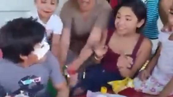 Otro cumpleaños de niños que se descontroló cuando soplaron la velita