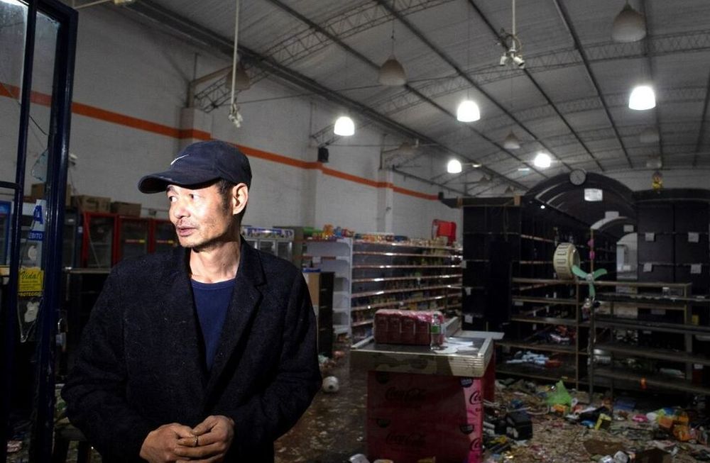 Violento saqueo a un supermercado chino en Moreno: destrozaron el comercio y lo prendieron fuego. Foto: Clarín.