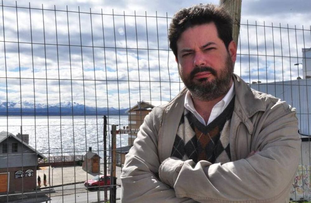 Un conductor de la TV Pública salió al aire ¡desnudo!