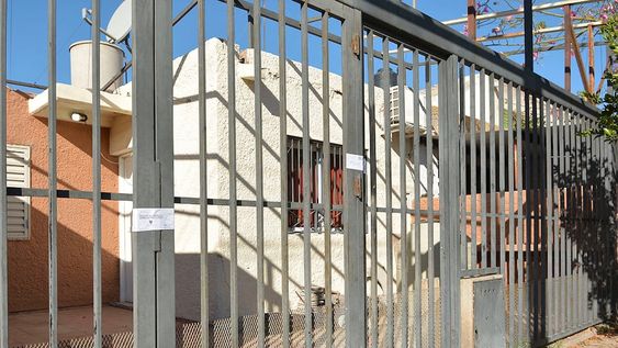 La casa ubicada en la manzana “B” del barrio Sarmiento fue precintada tras la violenta pelea y posterior asesinato. | Foto: Cristian Guzzo / Los Andes