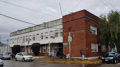 Investigan el hallazgo de un feto en un desagüe frente a un hospital