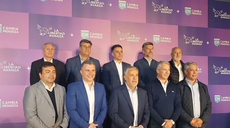 Alfredo Cornejo junto a los intendentes de la UCR en la presentación del frente La Libertad Avanza+Cambia Mendoza.
