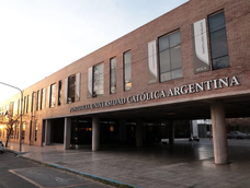 Evacuaron la Universidad Católica de Mendoza y su colegio por amenazas de una persona armada Evacuaron la Universidad Católica de Mendoza y su colegio por amenazas de una persona armada