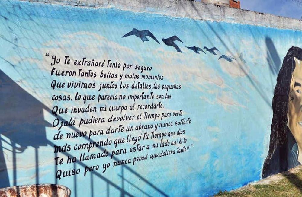 Claudio Ariel “el Pájaro” Cantero, el cabecilla de la banda “Los Monos”, fue asesinado en mayo del año pasado. Su rostro quedó inmortalizado en un mural gigantesco denominado “Ciudad de Dios”, ubicado en Villa La Granada.