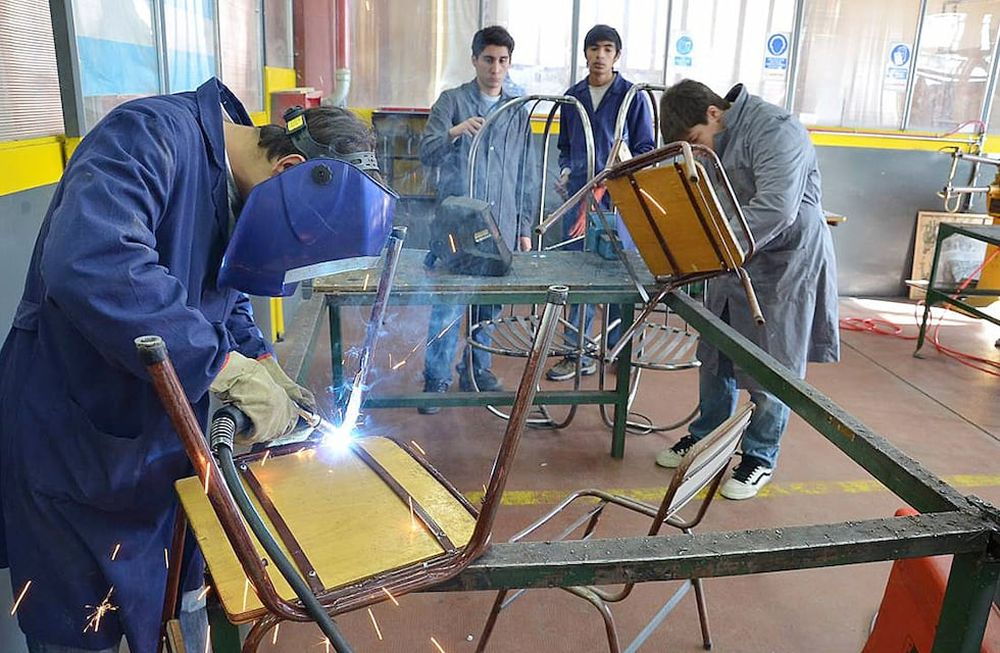 Las escuelas de educación técnica entre las más elegidas por los ingresantes a pimer año y preparando para la vida profesional, ahora con la carrera de Programación.