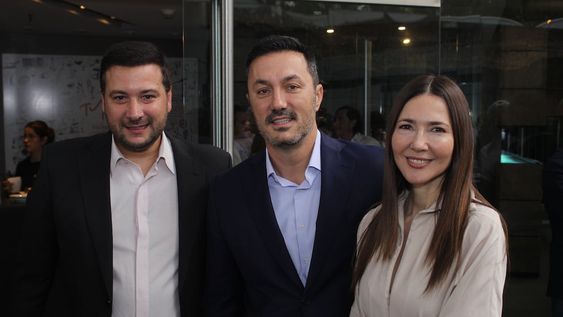El ministro de Defensa junto a su pareja, Cristina Pérez, y un funcionario provincial.