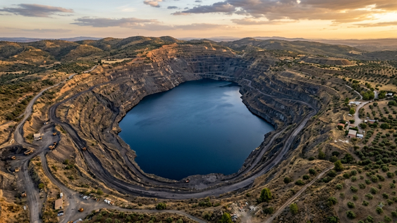 España transformó esta mina de carbón de 300 metros en un lago artificial.&nbsp;