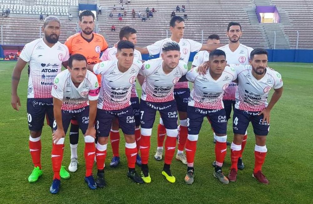El plantel titular de Huracán Las Heras que enfrentó y derrotó a Juventud Unida en San Luis. / Gentileza: Prensa HLH.