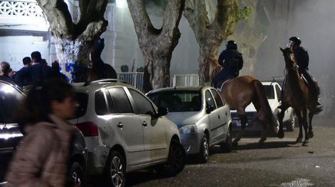 Hay un muerto confirmado tras los enfrentamientos en La Plata. (Gentileza Clarín)