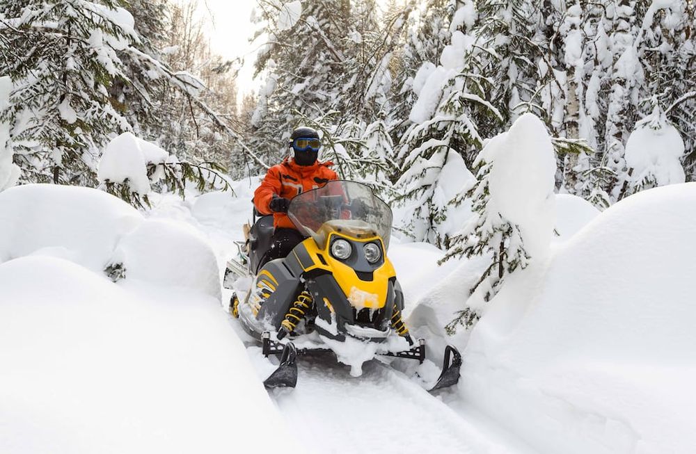 La ascensión al volcán Copahue en moto de nieve no exige conocimientos previos ni supone grandes dificultades, ya que fue planeado para que puedan participar personas de todas las edades.