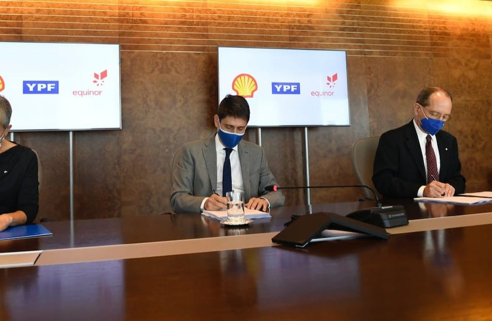 Imagen del momento en el que YPF y Equinor acordaron con Shell sobre la actividad en el mar argentino. Foto: Archivo.