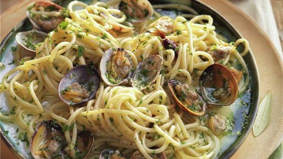 Espaguetis “alle vongole” con ají picante