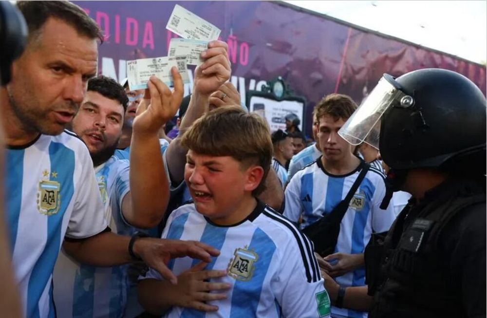 Mas de 400 personas no pudieron ingresar por comprar entradas en reventa y eran falsas. / Gentileza.