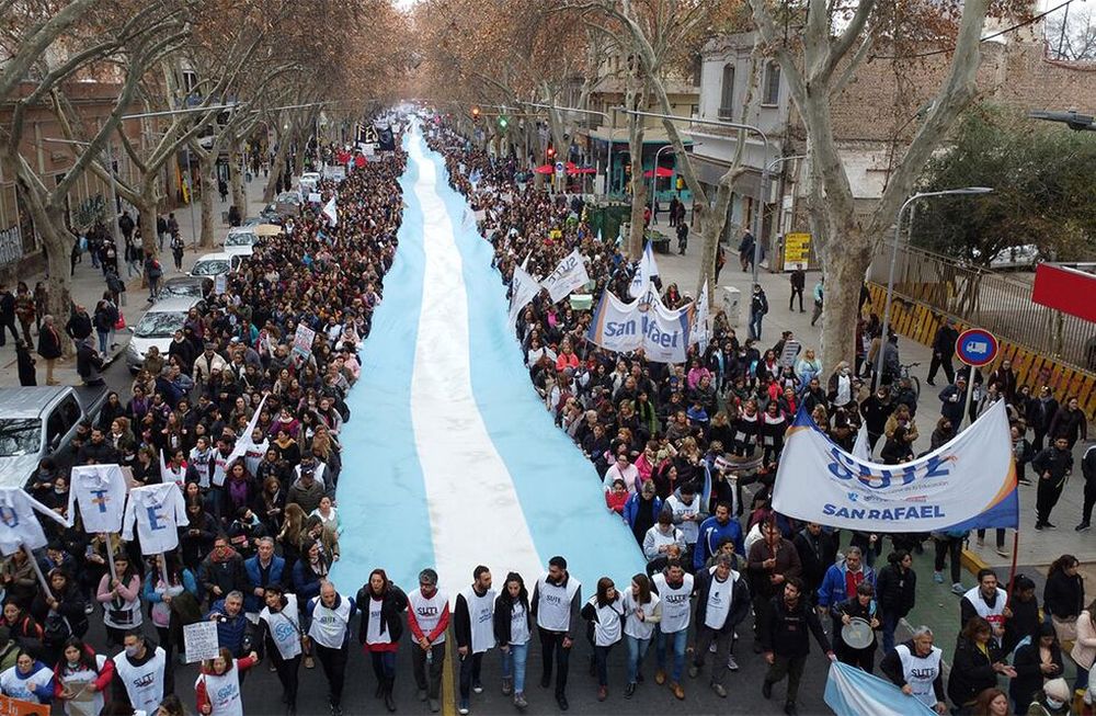 La adhesión a las huelgas fue en esta oportunidad mayor que en otras ocasiones debido al contexto de crisis económica. Una masiva marcha llenó las calles. Foto: Claudio Gutiérrez / Los Andes