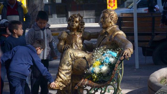 Homenaje. En la Alameda, frente a la Biblioteca Provincial, una estatua retrata a San Martín y a su hija Merceditas (“la mendocina”), quien nació un 24 de agosto.