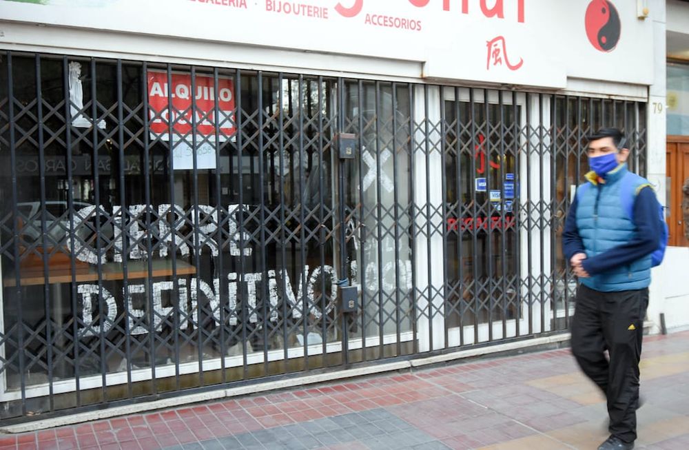 Muchos comercios cerraron sus puertas por la pandemia, dejaron de trabajar y costó el desempleo a gran cantidad de personas. Foto: José Gutiérrez / Los Andes.