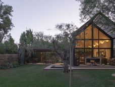 Esta vivienda de 348 metros cuadrados combina la robustez del acero con la calidez del roble esloveno. Esta vivienda de 348 metros cuadrados combina la robustez del acero con la calidez del roble esloveno.