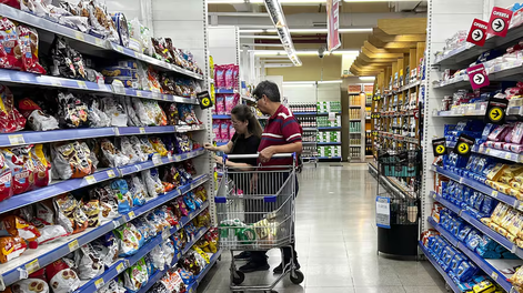 Tras 15 meses de caída, el consumo masivo mostró una leve mejora en abril: qué anticipa el mercado
