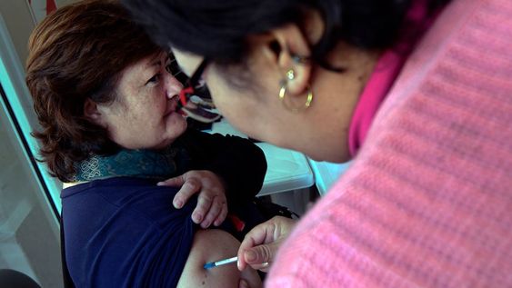 Advierten sobre la importancia de recibir al menos una dosis anual de vacuna Covid. Está indicada cada 6 meses en el caso de personas con factores de riesgoFoto:  Orlando Pelichotti