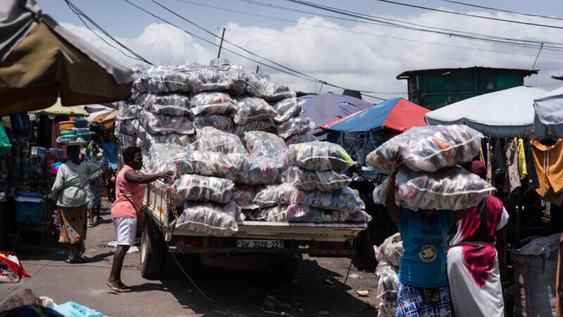 Toneladas de ropa en Ghana están provocando una crisis ambiental sin precedentes.&nbsp;