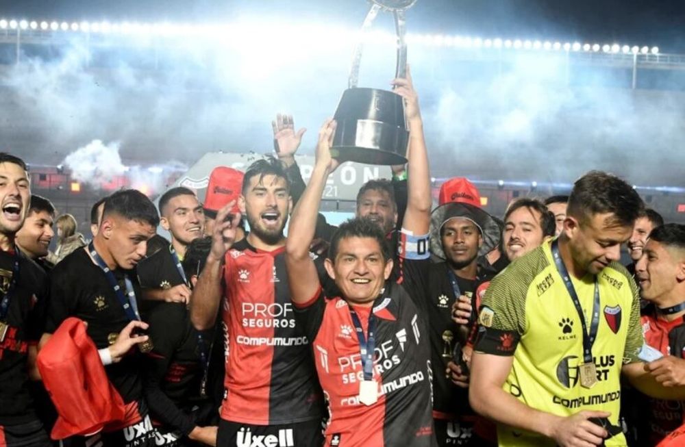 El Pulga Rodríguez levantando la copa de campeón