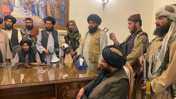 Los talibanes tomaron el control del Palacio presidencial este domingo. (AP/Zabi Karimi)
