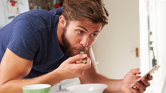 Suele suceder que desayunemos algo rápido de ida al trabajo o que comamos a toda velocidad en los recreos laborales. Imagen ilustrativa (Web)