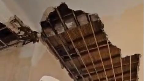 Una porción del cielorraso debió ser retirado porque podía caerse. Los alumnos estuvieron dos días sin clases presenciales.