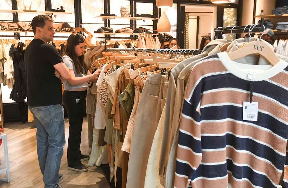 En indumentaria las ventas crecieron 20% a precios constantes frente al Día de la Madre 2022. Si bien se compara contra un año muy flojo -el año pasado, este rubro había caído casi 15%-, fue uno de los más elegidos para regalar. Foto: José Gutierrez / Los Andes
