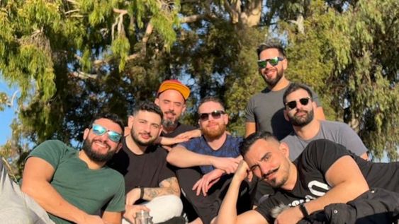 Unos jóvenes pusieron en una aplicación de citas que son una septieja (pareja de 7 personas) que busca divertirse. La publicación generó cientos de comentarios y memes en las redes sociales.