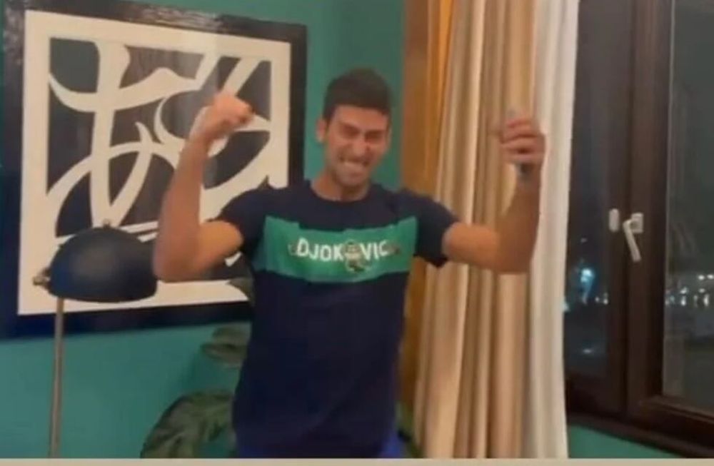 Djokovic y su eufórico festejo fobalero por la clasificación del seleccionado de Serbia.