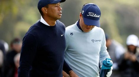 Tiger Woods le dio un tampón a otro golfista en pleno torneo y causó indignación en las redes.