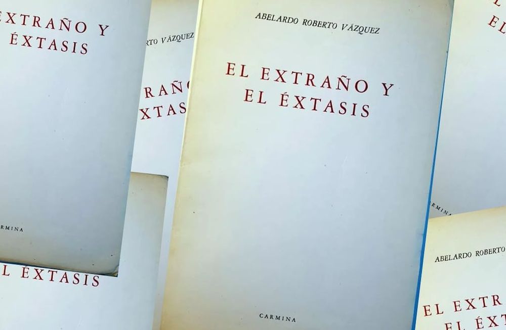 El extraño y el éxtasis fue el único libro publicado por Abelardo Roberto Vázquez, poeta, hijo del poeta (y casi homónimo) Abelardo Vázquez.