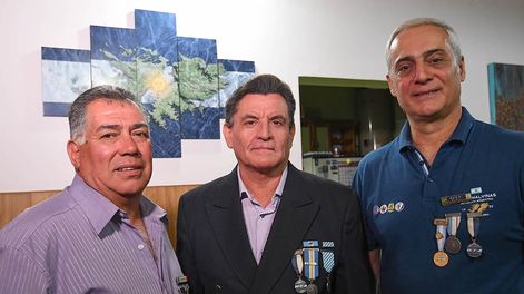 Los Andes | Osvaldo Selva (a la izquierda), Rodolfo Sevilla y Renato Ruíz, veteranos de Malvinas que viven en Mendoza. Tras volver de la guerra, Selva se fue del regimiento sin llevarse ni su DNI a trabajar como payaso en el circo familiar. No quería saber más nada,