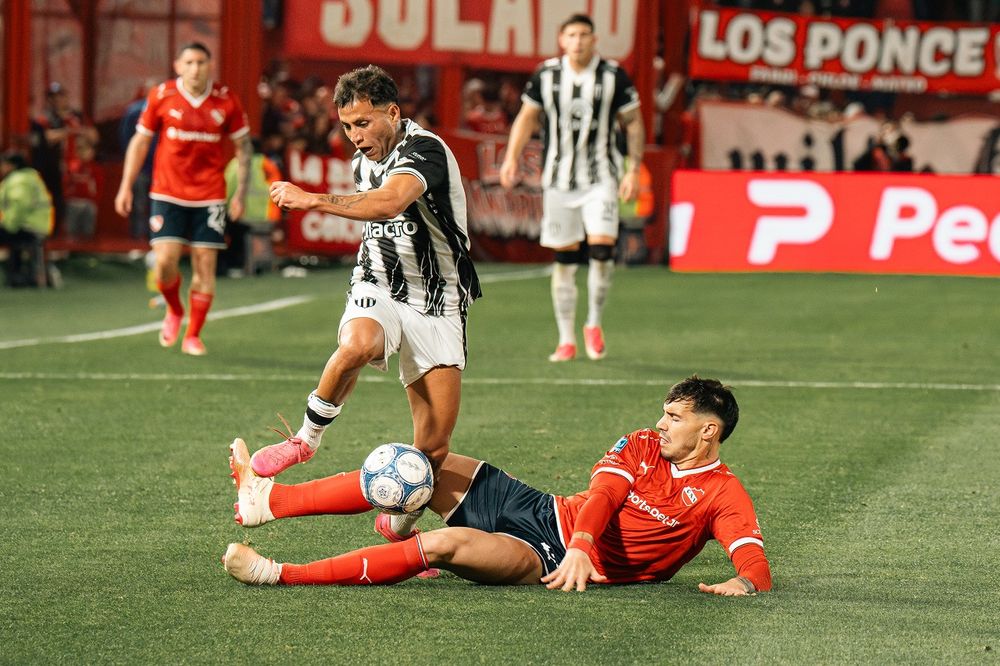 En un partidazo, el Lobo Mendocino ganó con dos golazos de Lencioni y otro tanto de Fernández. El Rojo, sin reacción, pudo perder por más goles.