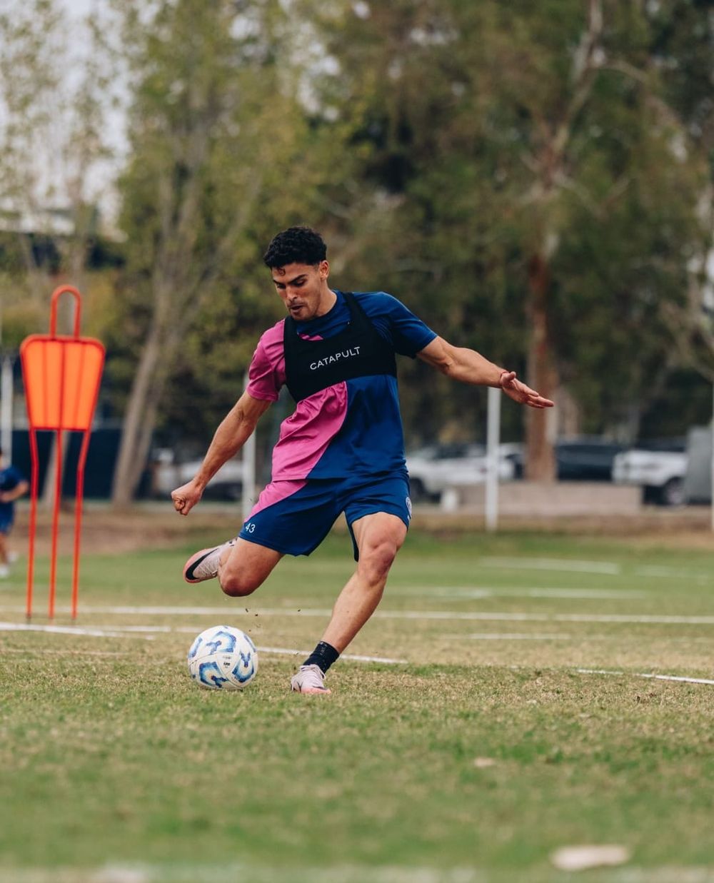 Uno de los goleadores de la Lepra, Fabrizio Sartori durante el entrenamiento matinal.  