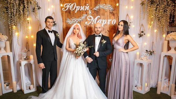 Yuri Tolochko, que es un popular fisicoculturista y actor ruso, asombró al mundo, si se puede decir, ponele, cuando se “casó” con Margo,