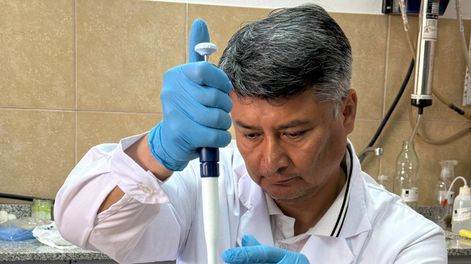 La startup liderada por Juan Marcelo Paz presentó NovoDM, un biopolímero desarrollado para ofrecer una alternativa más segura y sustentable a un reactivo clave de la industria minera.