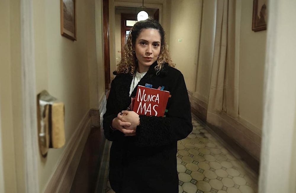 Después de las críticas, la diputada libertaria mendocina Lourdes Arrieta se mostró en el Congreso el libro Nunca Más. Foto: Ariel Rodríguez / Cadena 3