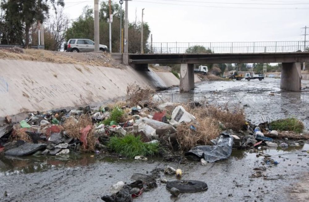 Se retiraron casi 800 toneladas de basura del dique Papagayos y las autoridades piden a la población cuidar el medio ambiente. / Foto: Prensa Gobierno de Mendoza