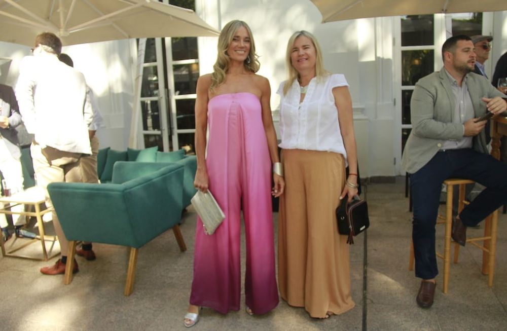 Fabiana junto a Silvina Calleja en las terrazas del Hyatt antes del comienzo del Carrusel. - Foto: Fernando Grosso / Los Andes