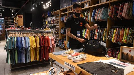 Los Andes | Adrián Alín, titular del Cecitys, habló sobre el ausentismo y detalló que en el comercio algunos dueños dividieron su plantel para a morigerar contagios.