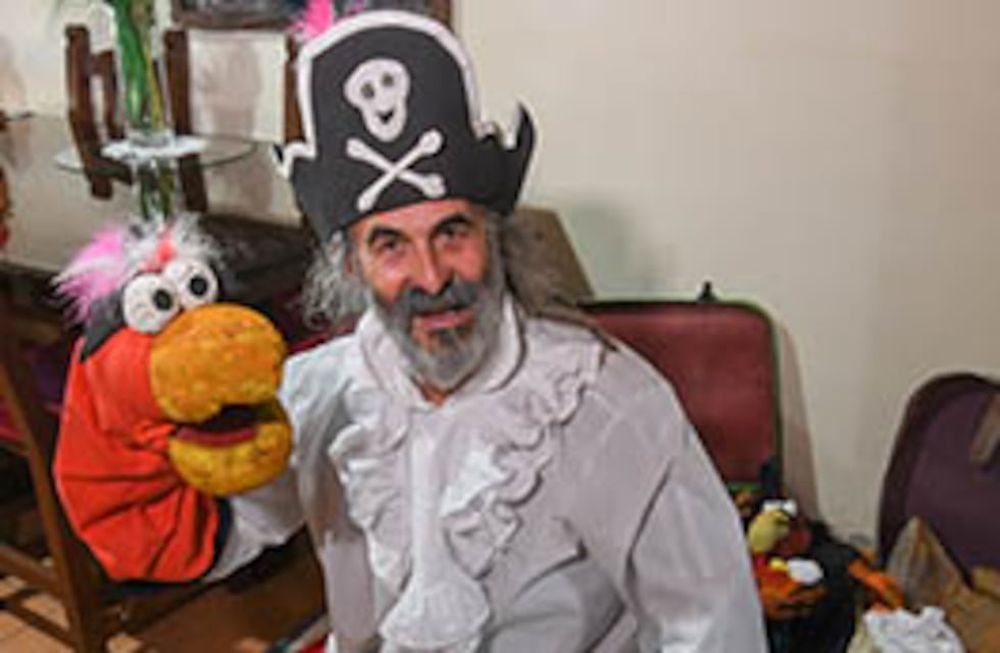 Adolfo Lanzavecchia, es el único junto a su familia que se dedica a los títeres en la zona este. Su compañía se llama Títeres La Tía Tomasa. Foto: Marcelo Rolland / Los Andes