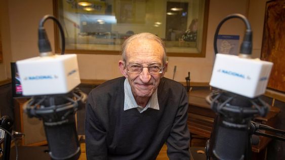 Salvador Rincón, el Flaco o el Salva (como lo llamaban quienes lo conocían) falleció este fin de semana. En la década del 60 comenzó a poner música en clubes y luego en boliches, y fue el primer DJ mendocino. Además, musicalizó en 6 radios mendocinas. Foto: Ignacio Blanco / Los Andes