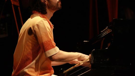 El brasileño, pianista de Hermeto Pascoal, toca en el teatro Independencia.