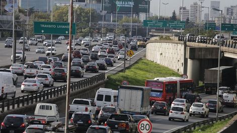 Ni 20 ni 60 km/h: a qué velocidad se recomienda circular en ciudad para evitar el desgaste del freno