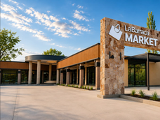 Un nuevo strip center abre sus puertas frente a La Barraca Mall, con comercios para compras de cercanía